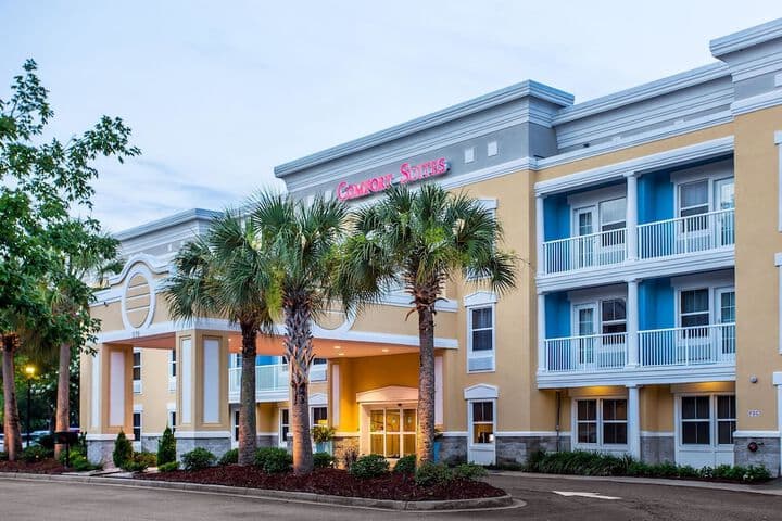 Comfort Suites at Isle of Palms Connector hotel exterior