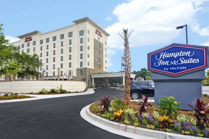 Hampton Inn &  Suites Charleston Airport hotel exterior