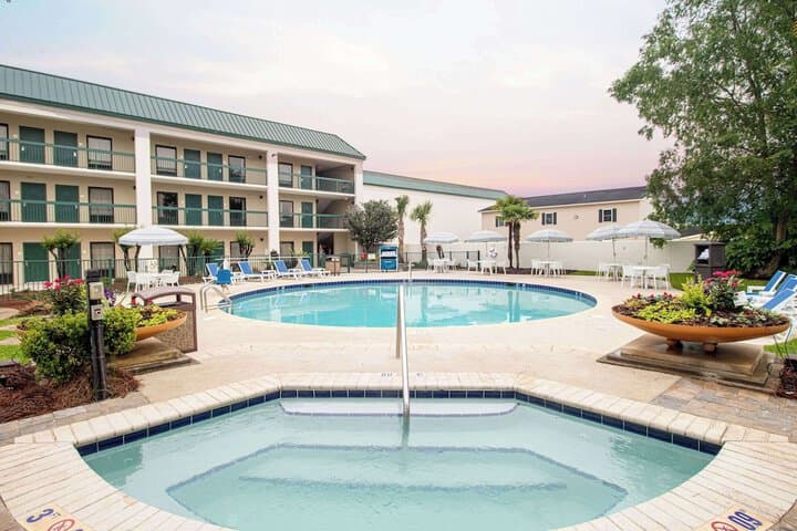 Econo Lodge Inn &  Suites Foley - North Gulf Shores hotel exterior