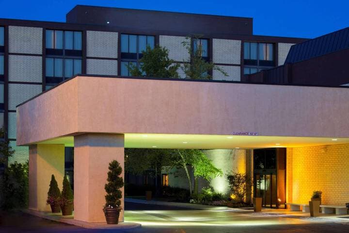 Wyndham Columbus hotel exterior