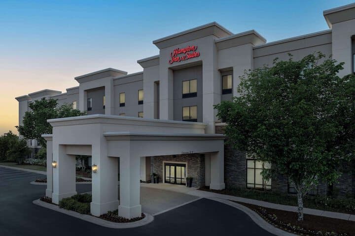 Hampton Inn &  Suites Huntsville / Research Park Area hotel exterior