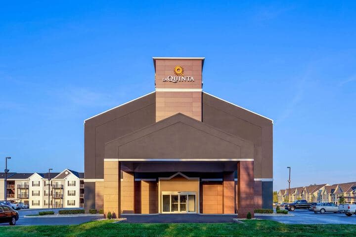 La Quinta Inn &  Suites by Wyndham Columbus West - Hilliard hotel exterior