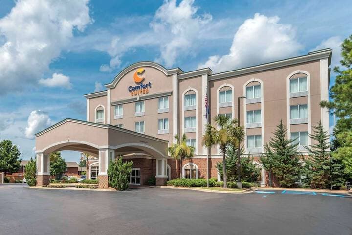 Comfort Suites Airport hotel exterior