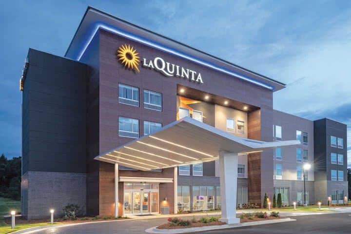 La Quinta Inn &  Suites by Wyndham Opelika Auburn hotel exterior