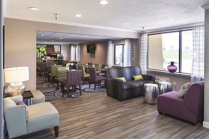 La Quinta Inn &  Suites by Wyndham Baton Rouge Siegen Lane hotel exterior