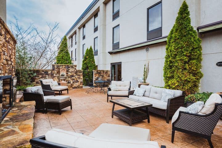 Hampton Inn Madison Huntsville Airport hotel exterior