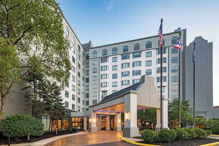 Sheraton Suites Columbus Worthington hotel exterior