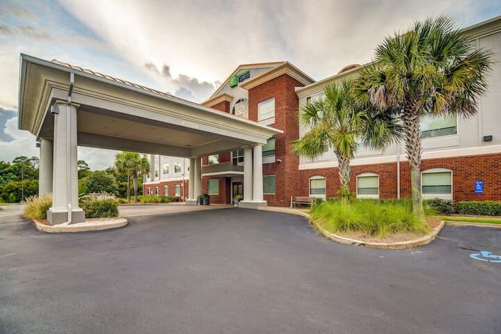 Holiday Inn Express &  Suites Foley by IHG hotel exterior