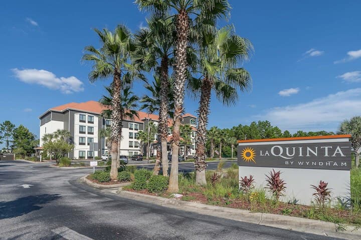 La Quinta Inn &  Suites by Wyndham PCB Pier Park area hotel exterior